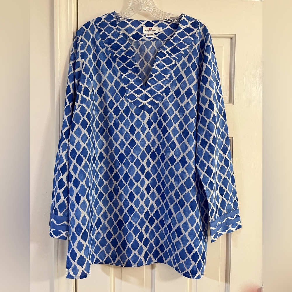 Vineyard Vines Ladies Top Size Large
B4